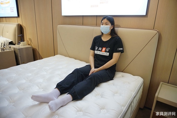 芝华仕5星软床测评:多面设计将高级质感带入小卧室 床垫软糯宜睡眠(型号:情书床架+玫瑰心语床垫)(图14) 14_副本.jpg