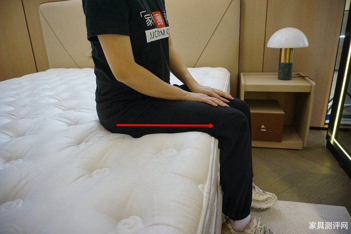 芝华仕5星软床测评:多面设计将高级质感带入小卧室 床垫软糯宜睡眠(型号:情书床架+玫瑰心语床垫)(图22) 22_副本.jpg