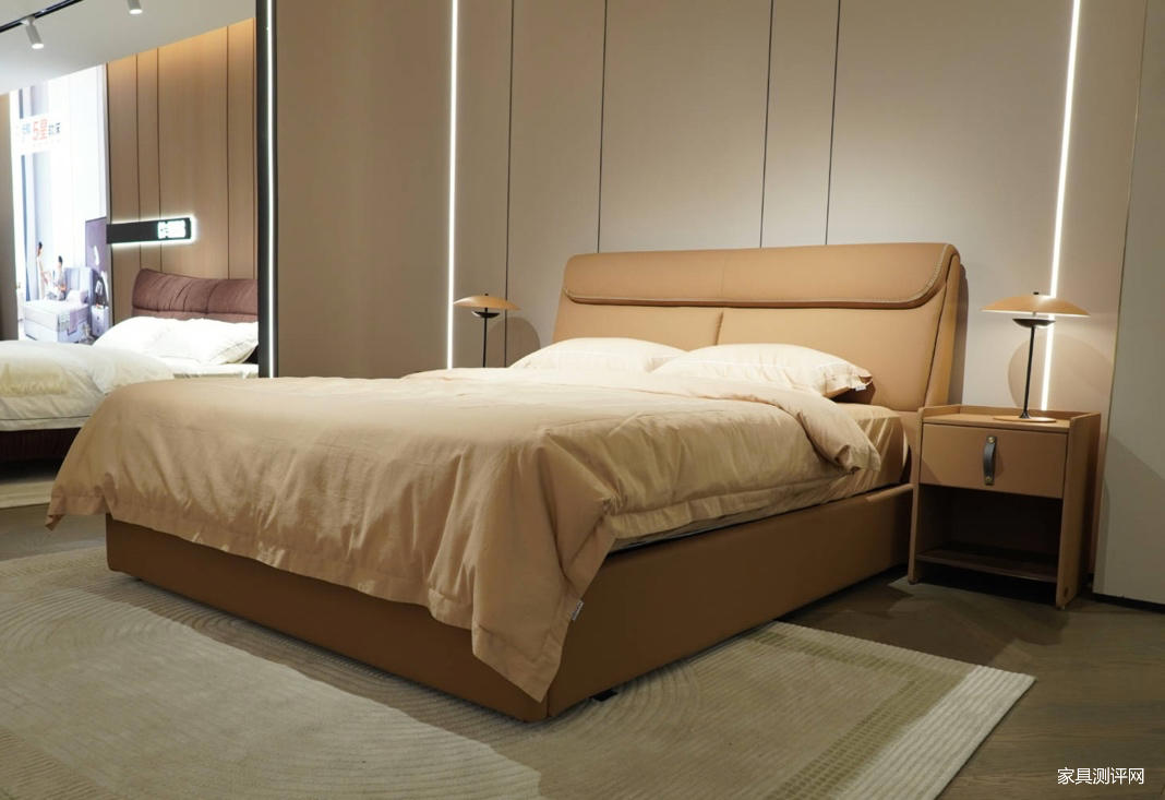 芝华仕5星软床测评:“手拿包”&“瑞士卷”造型有机结合 肤感面料和细节处理做足个性(型号:嘉美电动床架)(图1) image001.jpg