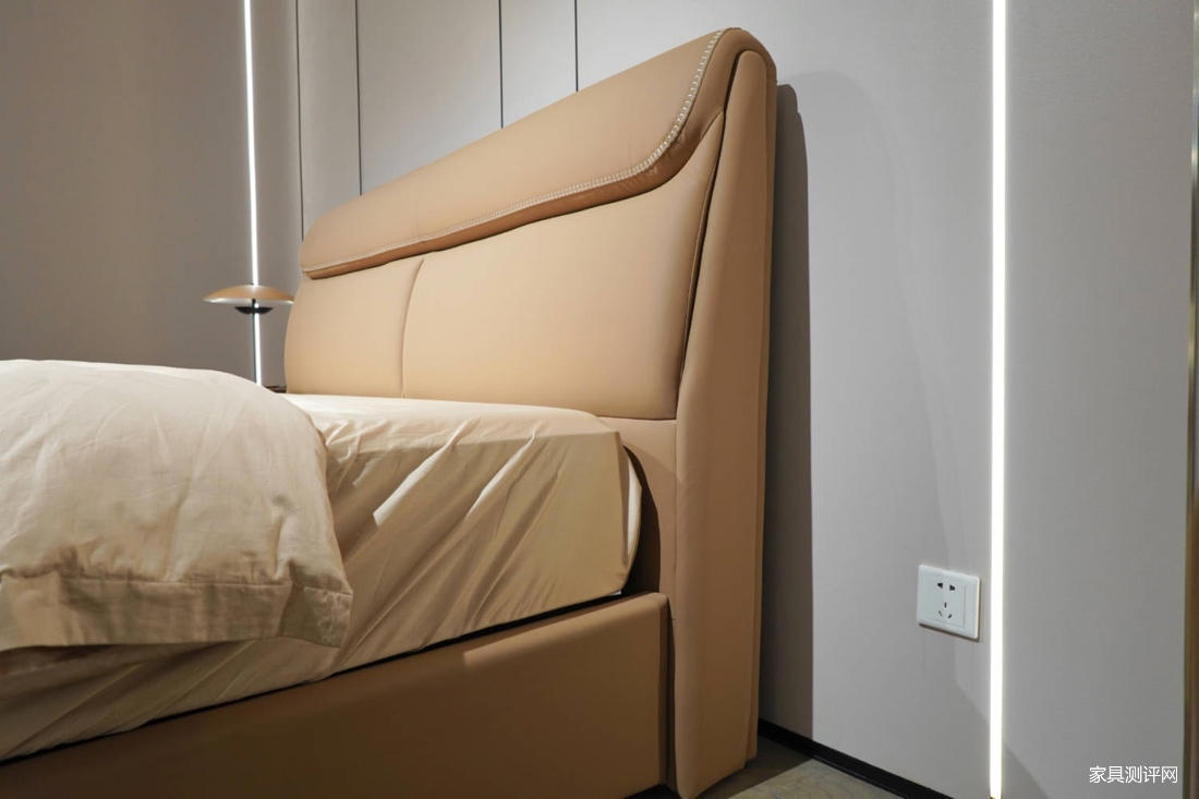 芝华仕5星软床测评:“手拿包”&“瑞士卷”造型有机结合 肤感面料和细节处理做足个性(型号:嘉美电动床架)(图12) image012.jpg