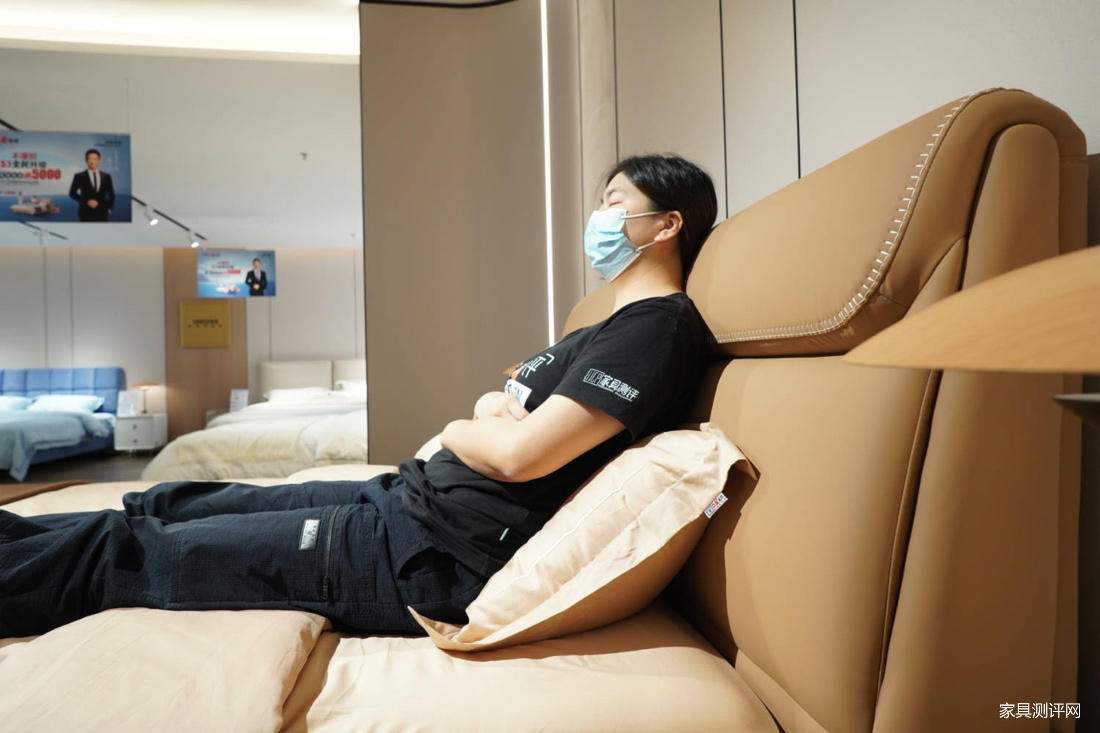 芝华仕5星软床测评:“手拿包”&“瑞士卷”造型有机结合 肤感面料和细节处理做足个性(型号:嘉美电动床架)(图16) image016.jpg