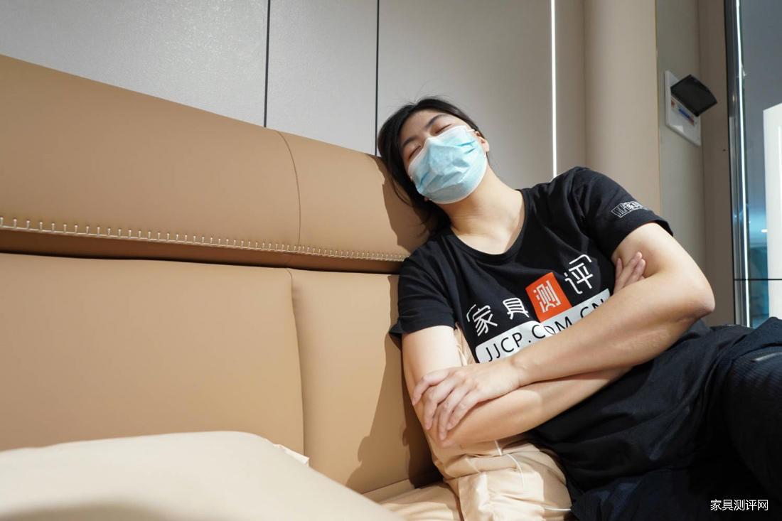 芝华仕5星软床测评:“手拿包”&“瑞士卷”造型有机结合 肤感面料和细节处理做足个性(型号:嘉美电动床架)(图19) image019.jpg