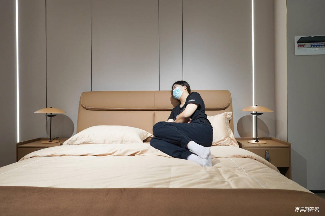 芝华仕5星软床测评:“手拿包”&“瑞士卷”造型有机结合 肤感面料和细节处理做足个性(型号:嘉美电动床架)(图18) image018.jpg