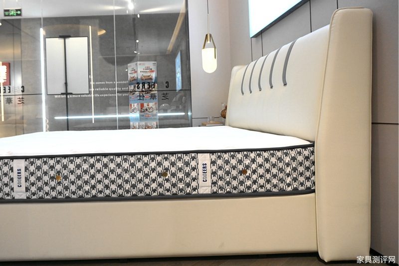 芝华仕5星软床测评:折耳造型显个性 细节加分 满足精致用户所需(型号:馨逸床架)(图7) 7.jpg